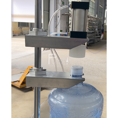Garrafa plástica automática 3 galões 5 galões equipamento tampando da máquina da água engarrafada de 20 litros para a máquina de enchimento do galão fornecedor