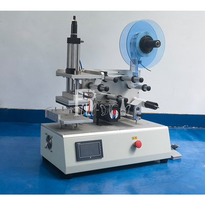 O Labeller liso da garrafa do quadrado semiautomático range o único equipamento esparadrapo da máquina de etiquetas da etiqueta dos lados laterais ou dobro fornecedor