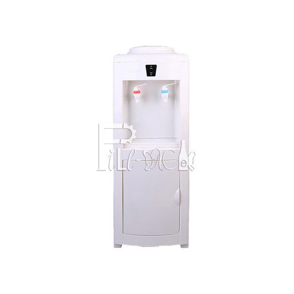 Assoalho que está o distribuidor frio quente da água potável 220V fornecedor