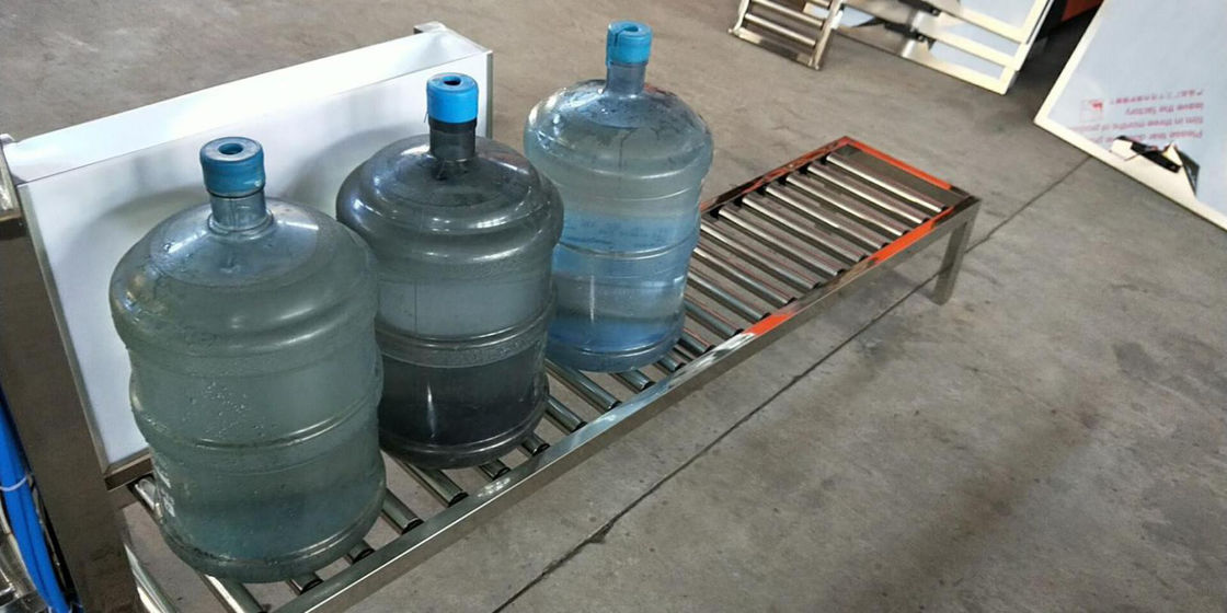 Materiais de consumo da estação de tratamento de água do galão do transporte de rolo para a linha de produção da garrafa do galão fornecedor